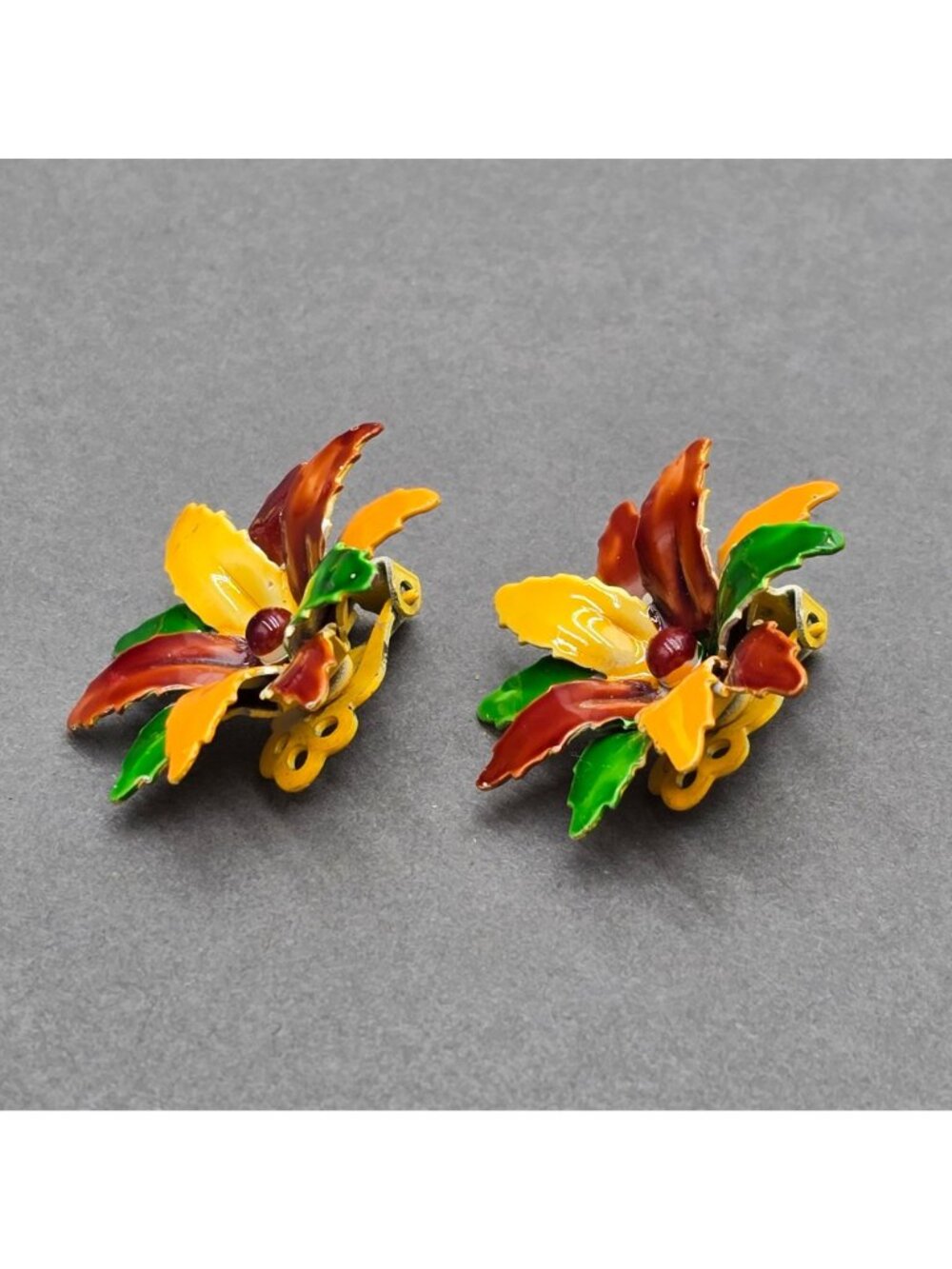 Vintage Lisner Poinsettia Clip On Earrings Enamel Mid-Century Floral Jewelry 1.2 - Picture 2 of 10